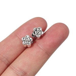 Dettaglio di una piccola perla a fiore in argento vintage per gioielli fai da te