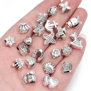 Assortiment de breloques vintage en alliage argenté pour bracelets DIY avec cœurs et étoiles