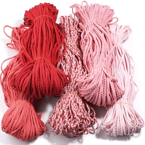 Détail de cordons en daim tressé de 6mm en tons rouge et rose pour création de bijoux DIY