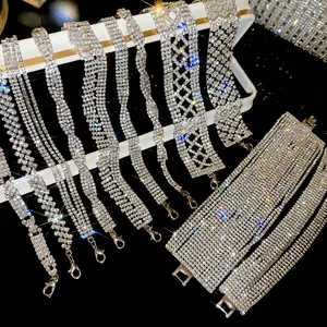 Bracelets manchettes géométriques en strass argentés avec un effet brillant de luxe