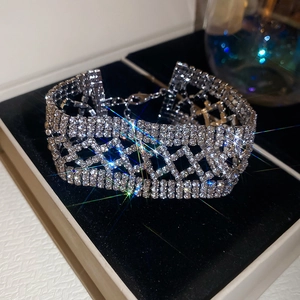 Détail d'un bracelet géométrique évidé avec des strass étincelants