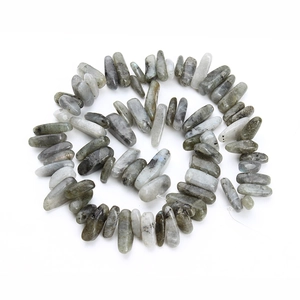 Nahaufnahme polierter Labradorit-Natursteine mit blauem Schimmer für DIY-Schmuck