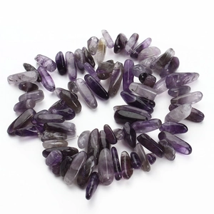 Nahaufnahme unregelmäßiger Amethyst-Langperlen mit natürlichen lila Tönen und Steinstruktur