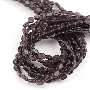 Gedetailleerd overzicht van donkerpaarse ovale agaatkralen voor DIY-sieraden in spiraal