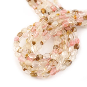 Macro-opname van gepolijste ovale kwarts en agaat natuurstenen kralen voor DIY sieraden