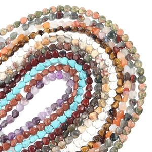 Macro-opname van diverse hartvormige natuursteen kralen voor DIY-sieraden maken