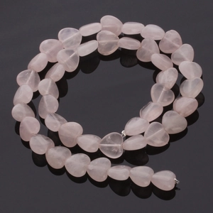 Macro-opname van hartvormige rozenkwarts kralen voor DIY sieraden maken