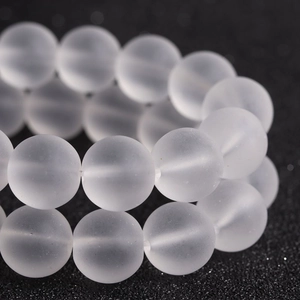 Macro-opname van doorschijnende matte witte glazen kralen voor DIY-sieraden