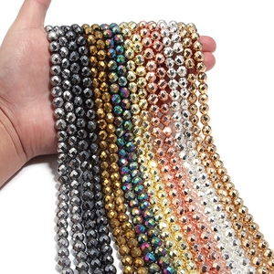 Dettaglio di perle di ematite sfaccettate multicolori per accessori gioielli fai-da-te