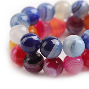 Bracelet de perles rondes en agate rayée colorée avec textures de soie naturelle et fini poli