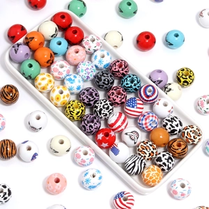 Dettaglio di perline in legno di acero con stampe animalier e floreali per fai-da-te