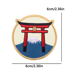 Écusson brodé de 6cm avec porte Torii rouge et Mont Fuji, finition bordure dorée