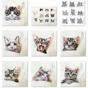 Vista detallada de varios parches bordados de cabezas de gatos realistas con medidas