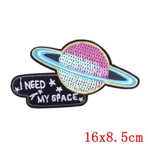 Toppa spaziale I Need My Space scintillante con paillettes e ricami, 16x8,5cm