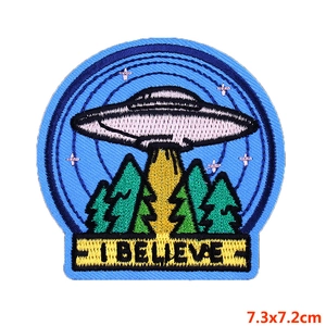Toppa ricamata astronave UFO con scritta I Believe e motivo foresta 7,3x7,2cm