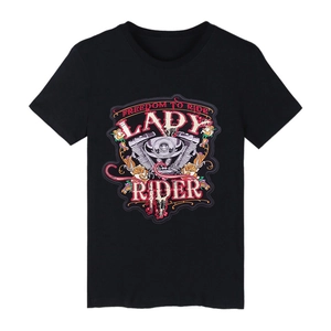 Détail de la broderie moteur de moto vintage sur un t-shirt en coton noir imprimé