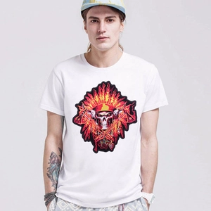 Gros plan d'un écusson brodé crâne coloré style punk sur un t-shirt blanc uni