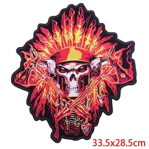 Grand écusson brodé crâne indien avec plumes et haches, style punk rock 33x28cm