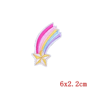 Vue détaillée d'un écusson brodé étoile filante arc-en-ciel 6x2.2cm de haute qualité