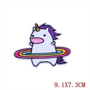 Vue détaillée de l'écusson brodé licorne avec anneau arc-en-ciel, taille 9,1x7,3cm