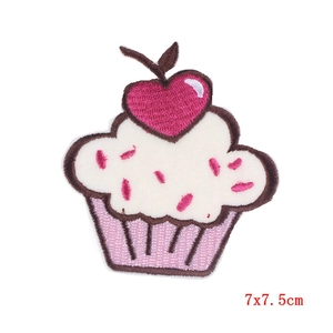 Écusson brodé cupcake avec cœur, patch thermocollant 7x7,5cm pour vêtements et déco