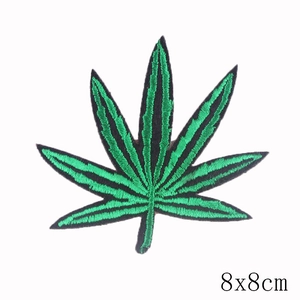 Écusson brodé feuille de chanvre verte 8x8cm pour décoration de vêtements et sacs