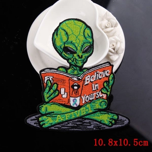 Geborduurde alien patch die een boek leest met Believe In Yourself tekst voor kleding