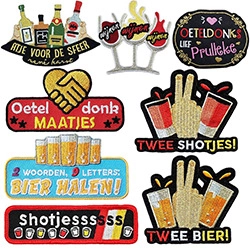 Detail van Oeteldonk carnaval patches met bierglazen en slogans zoals BIER HALEN