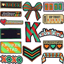 Detailoverzicht van Nederlandse Oeteldonk carnaval hart patches en geborduurde badges