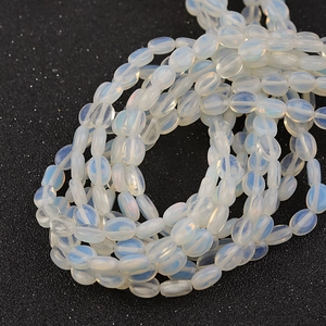 Flache ovale Opalit-Edelsteinperlen für DIY-Schmuck mit sanftem blauem Leuchten