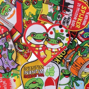 Écussons brodés de grenouilles de dessin animé avec des slogans de carnaval colorés