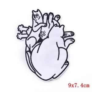 Détail du patch brodé chat et tête de mort noir et blanc mesurant 9x7,4cm