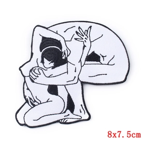 Détail de l'écusson brodé punk noir et blanc 8x7,5cm avec motif d'étreinte d'art