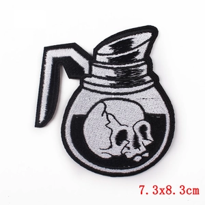 Écusson brodé punk cafetière crâne pour vêtements 7,3x8,3cm noir et blanc DIY