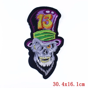 Vue détaillée du patch brodé crâne punk avec chapeau violet et dimensions