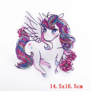Écusson licorne brodé avec paillettes colorées et détails floraux, 14,5x16,5 cm