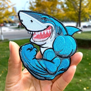 Vue détaillée d'un écusson brodé de requin bleu musclé avec des coutures de haute qualité
