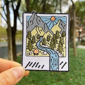 Détail de l'écusson brodé paysage de montagne style Polaroid pour vêtements DIY