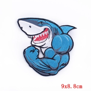 Écusson requin bleu brodé avec bras musclés pour vêtements DIY, taille 9x8,8cm