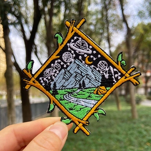 Écusson brodé aventure montagne et ciel étoilé pour décoration de vêtements DIY