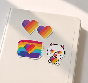 Détail de patchs thermocollants cœur arc-en-ciel pour la décoration de T-shirts DIY