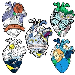 Détails de broches en émail en forme de cœur avec motifs floraux, baleines et artistiques
