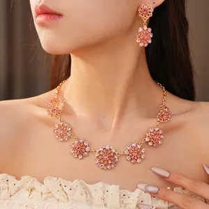 Conjunto de collar y pendientes vintage de lujo con diamantes de imitación rosas brillantes