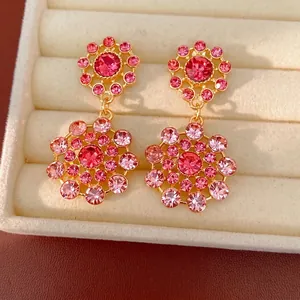 Elegantes pendientes colgantes vintage con motivos florais de strass rosa y rojo