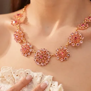 Collar vintage de flores con diamantes de imitación rosas y cadena dorada elegante
