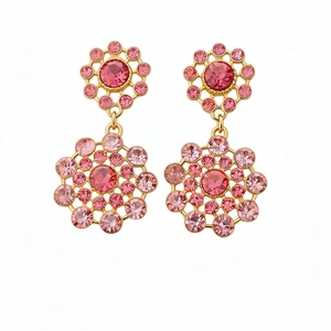 Elegantes pendientes largos vintage dorados con brillantes cristales rosa y flores.