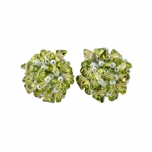 Elegantes pendientes de botón de racimo de flores de cristal verde lima para mujer.