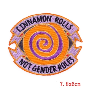 Écusson brodé féministe avec texte Cinnamon Rolls Not Gender Roles, taille 7.8x6cm