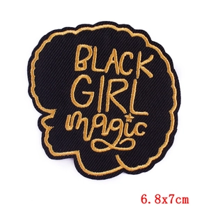 Détail de l'écusson brodé Black Girl Magic avec fils dorés et dimensions de 6.8x7cm