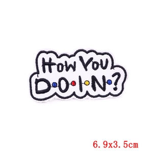 Écusson brodé avec citation How You DOIN sur fond blanc et bordure noire, 6,9x3,5 cm
